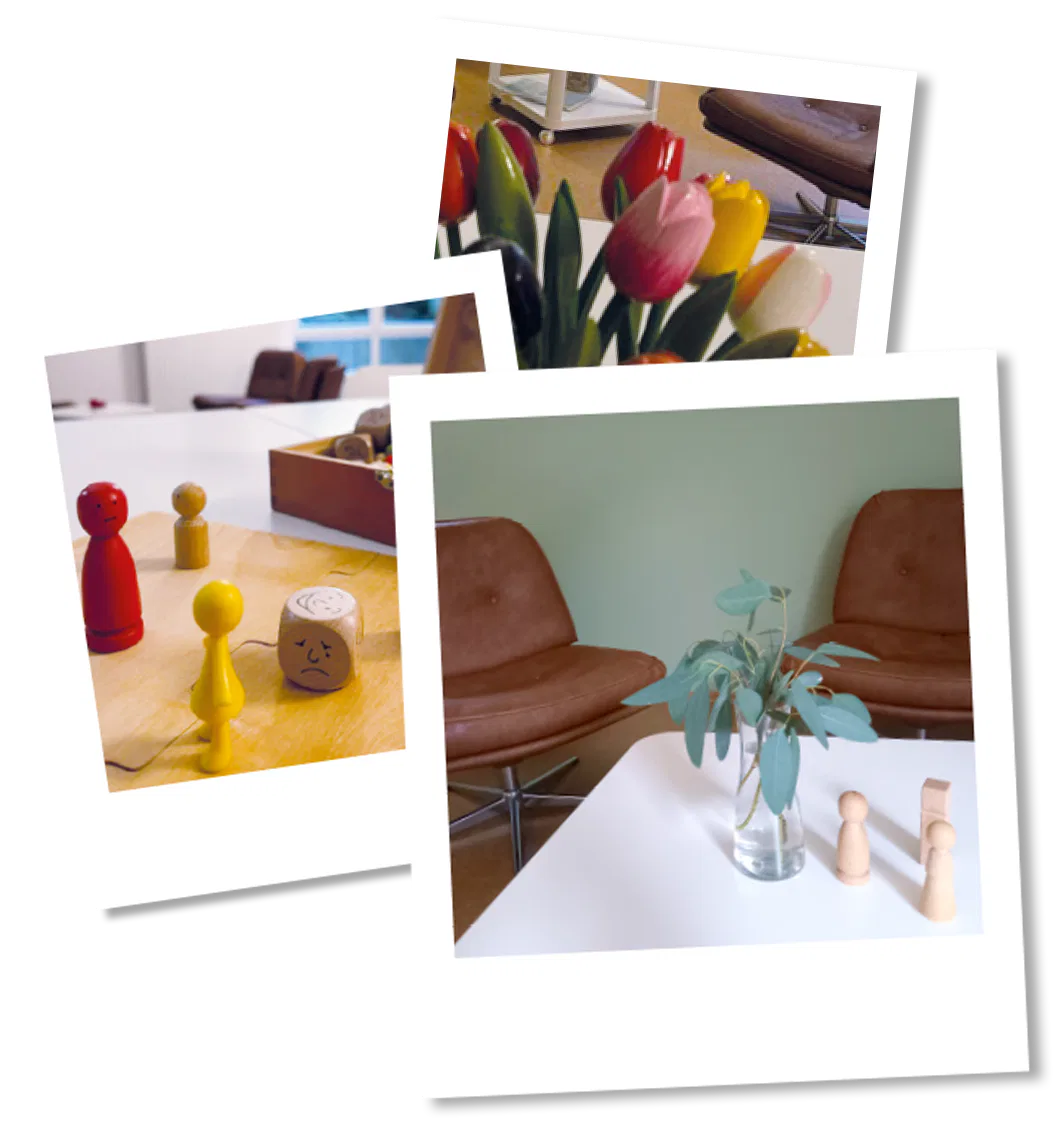 Drei Fotos mit Details aus dem Raum: Kleine Holzfiguren, Tulpen und ein Tusch mit zwei braunen Sesseln. Die drei Bilder sehen wie Polaroid-Bilder aus und sind übereinander gelegt.