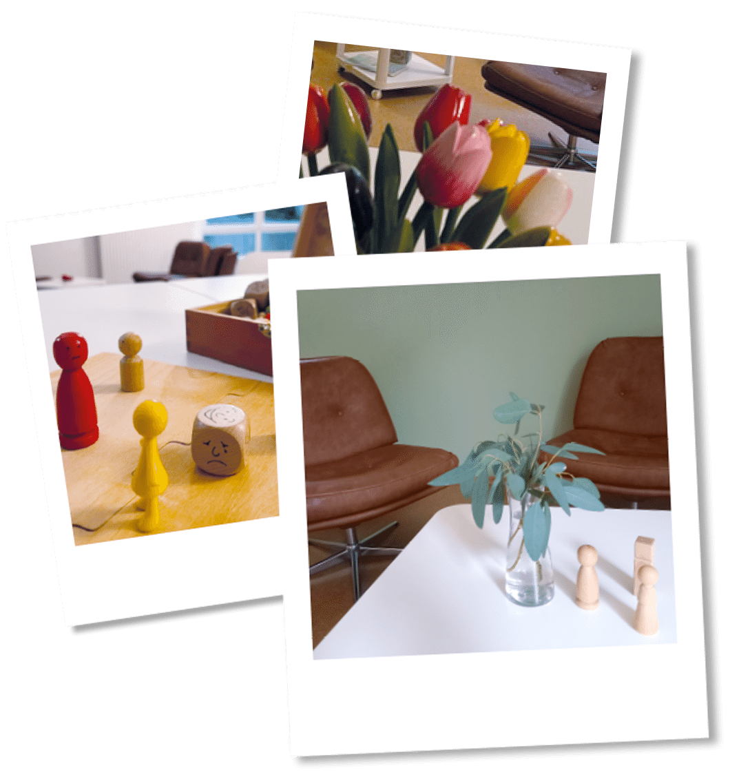 Drei Fotos mit Details aus dem Raum: Kleine Holzfiguren, Tulpen und ein Tusch mit zwei braunen Sesseln. Die drei Bilder sehen wie Polaroid-Bilder aus und sind übereinander gelegt.